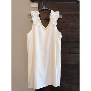 Entro dress in white, ruffle sleeves on shoulder